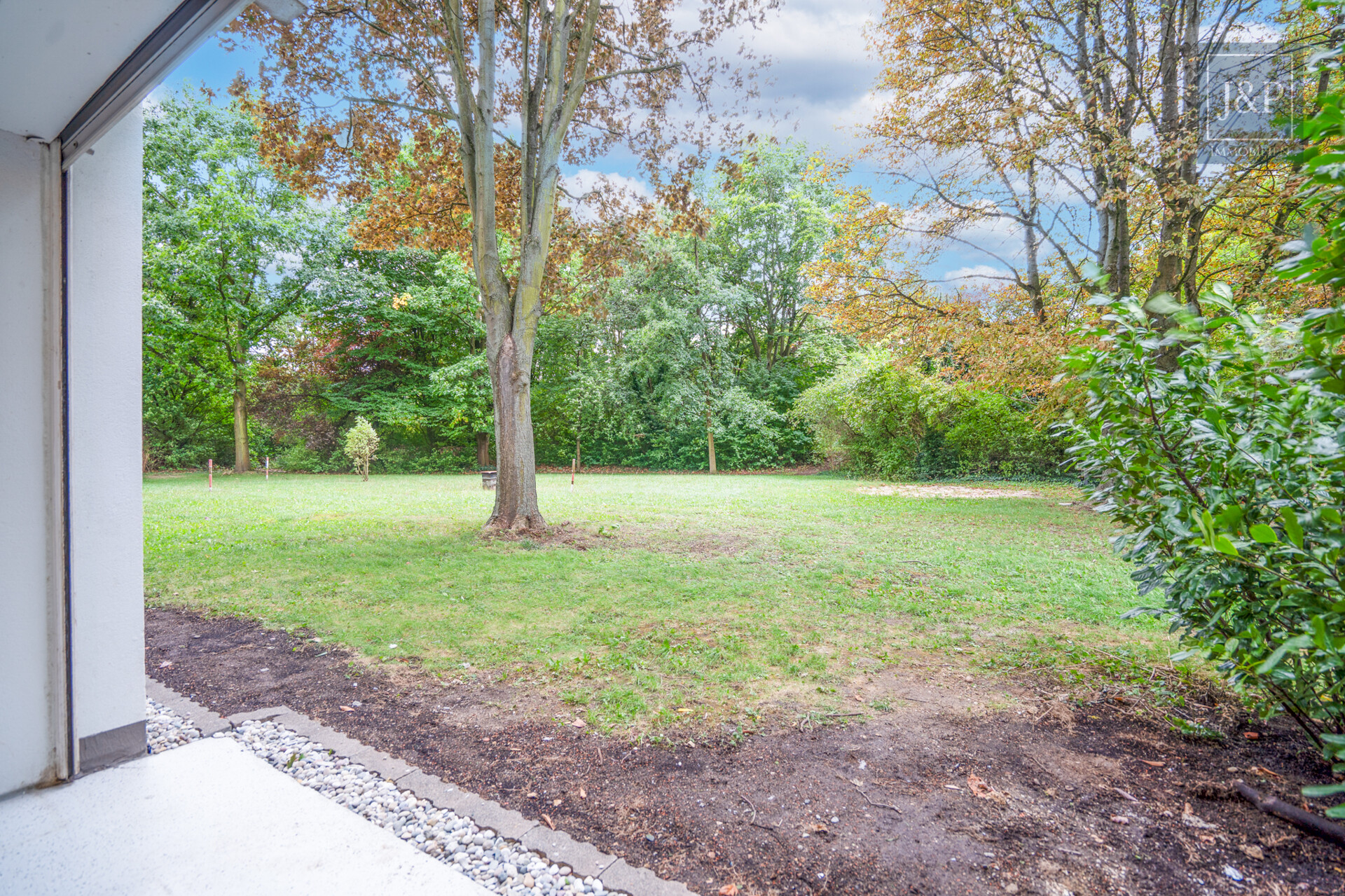 Modernisierte 5-Zimmer-Wohnung mit eigenem Gartenanteil! - Terrasse mit eigenem Gartenanteil