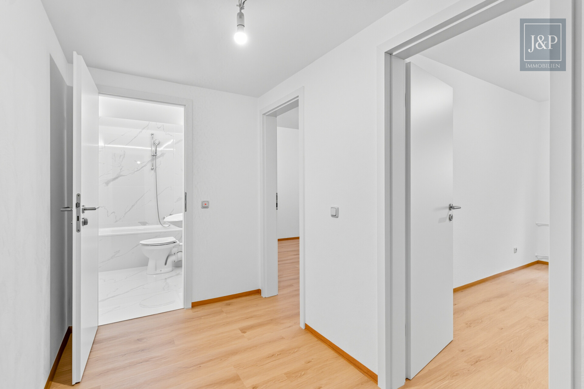 Modernisierte 5-Zimmer-Wohnung mit eigenem Gartenanteil! - Flur