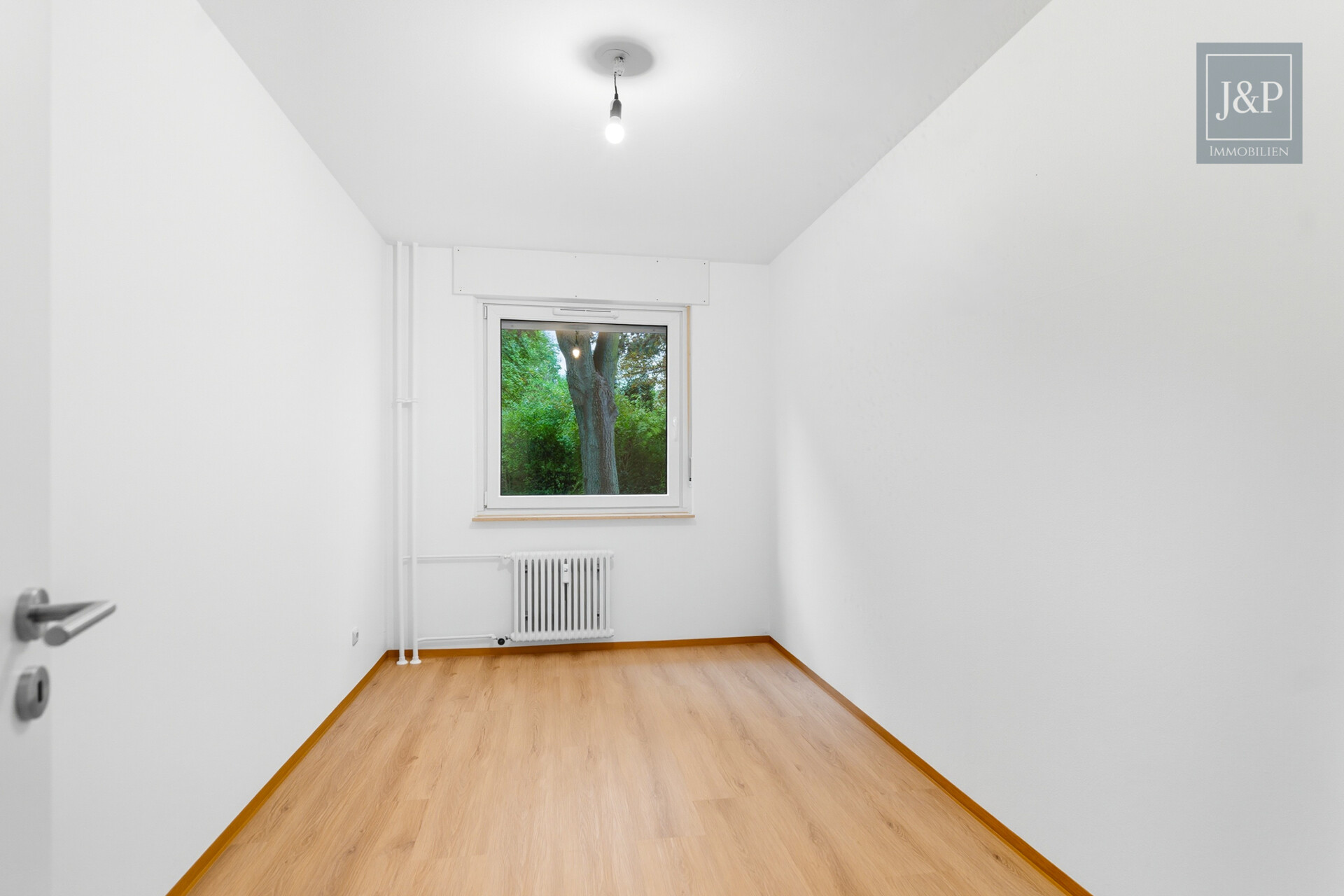 Modernisierte 5-Zimmer-Wohnung mit eigenem Gartenanteil! - Zimmer 2