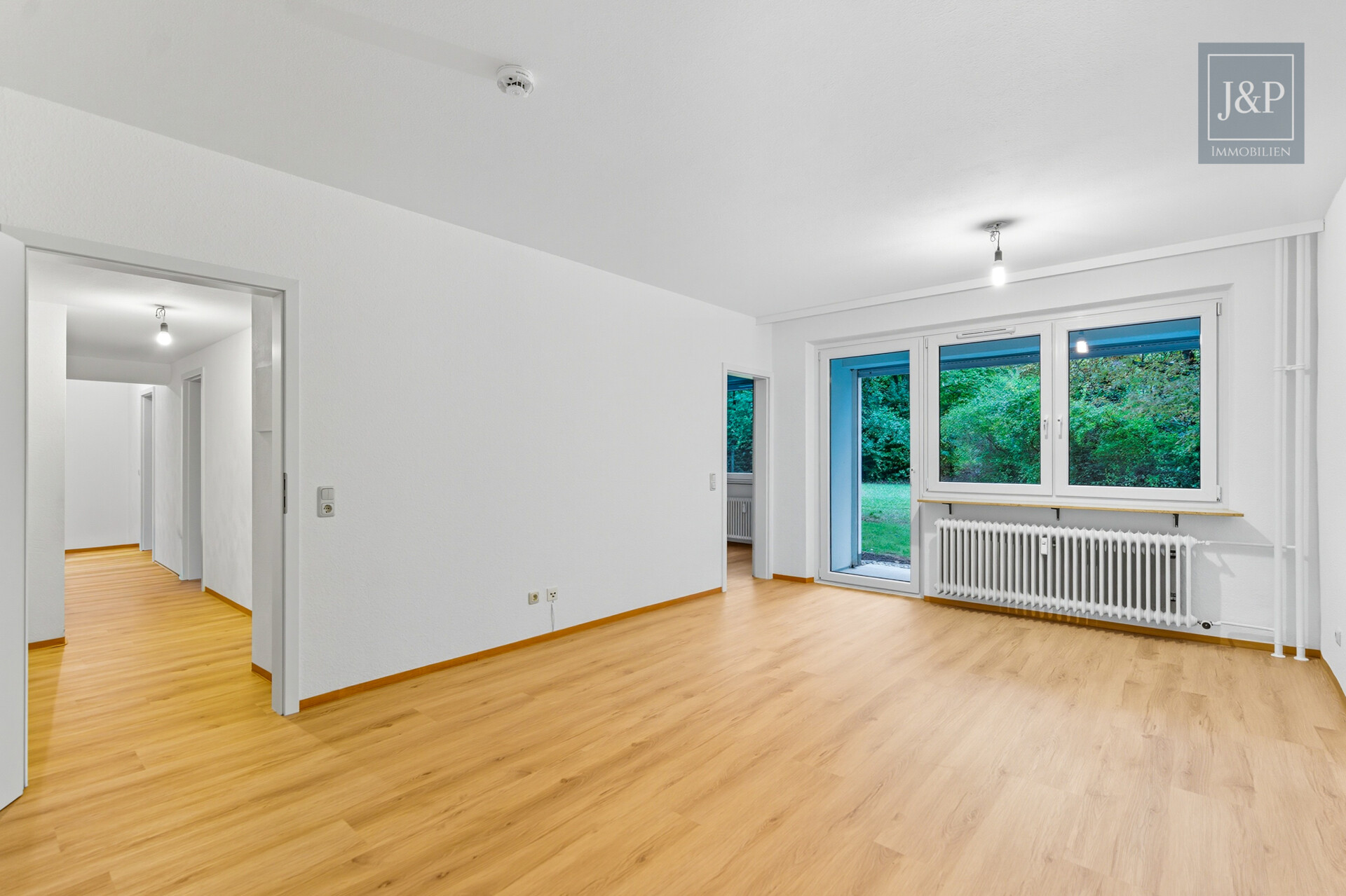 Modernisierte 5-Zimmer-Wohnung mit eigenem Gartenanteil! - Wohnzimmer