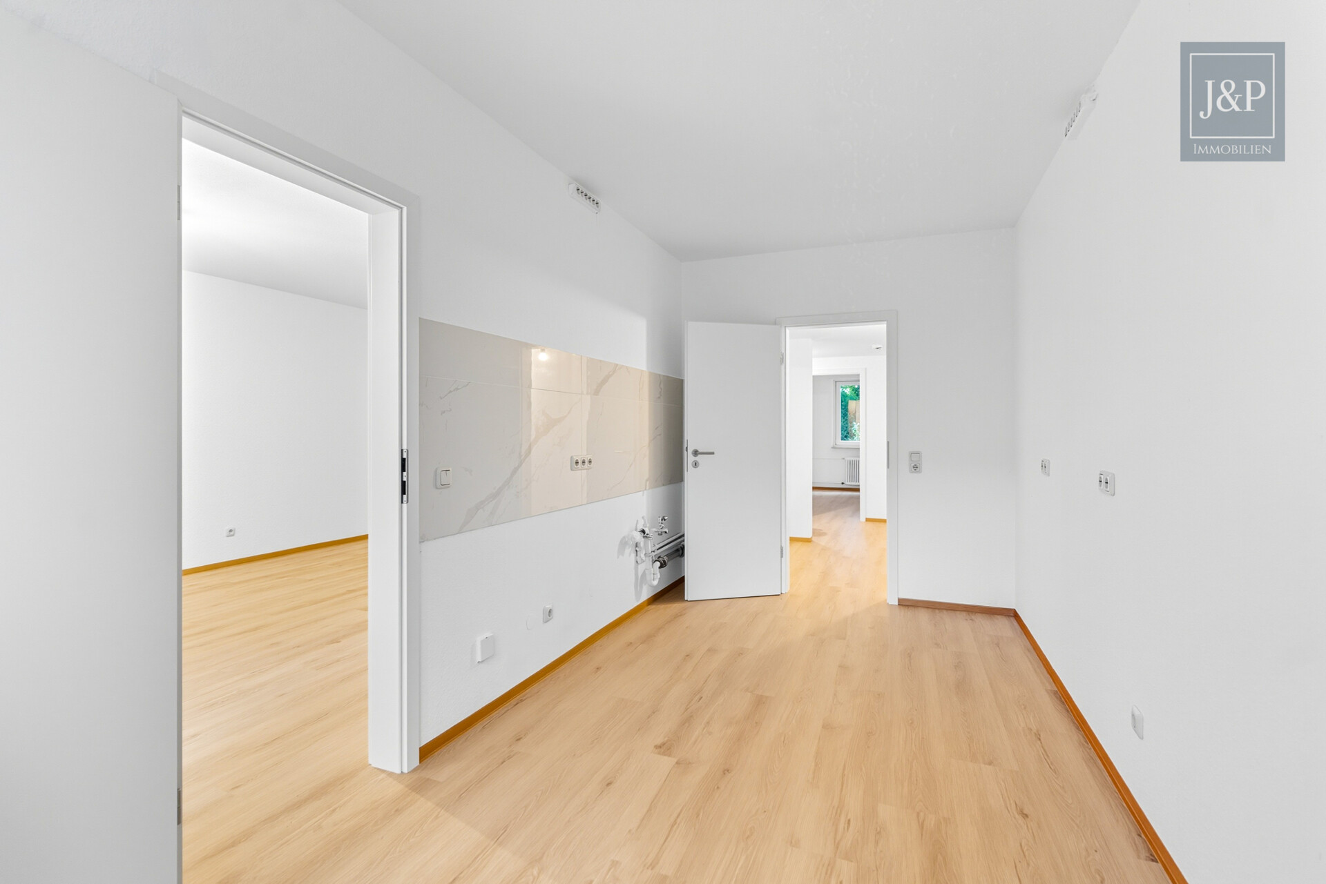Modernisierte 5-Zimmer-Wohnung mit eigenem Gartenanteil! - Küche