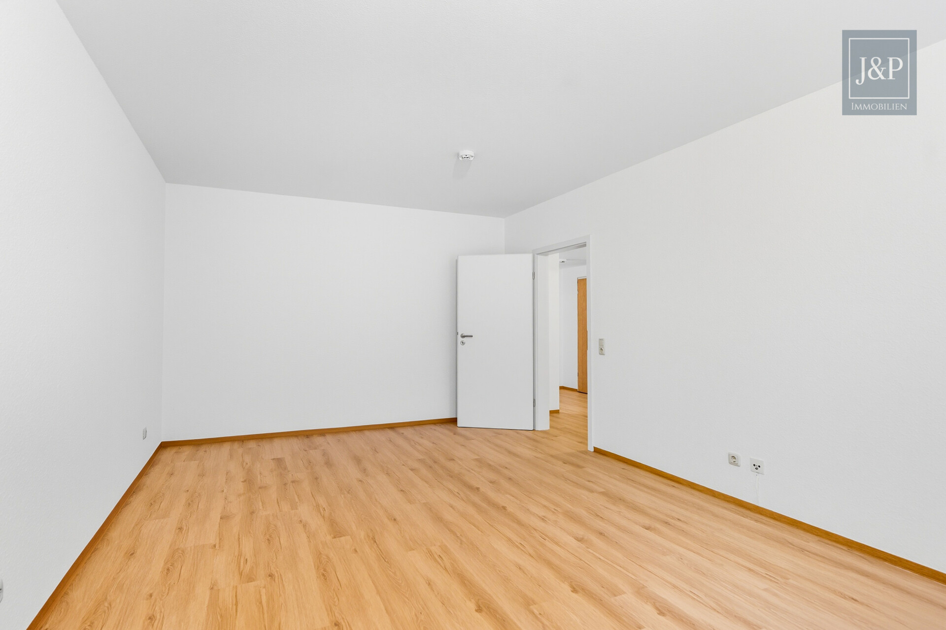 Modernisierte 5-Zimmer-Wohnung mit eigenem Gartenanteil! - Wohnzimmer