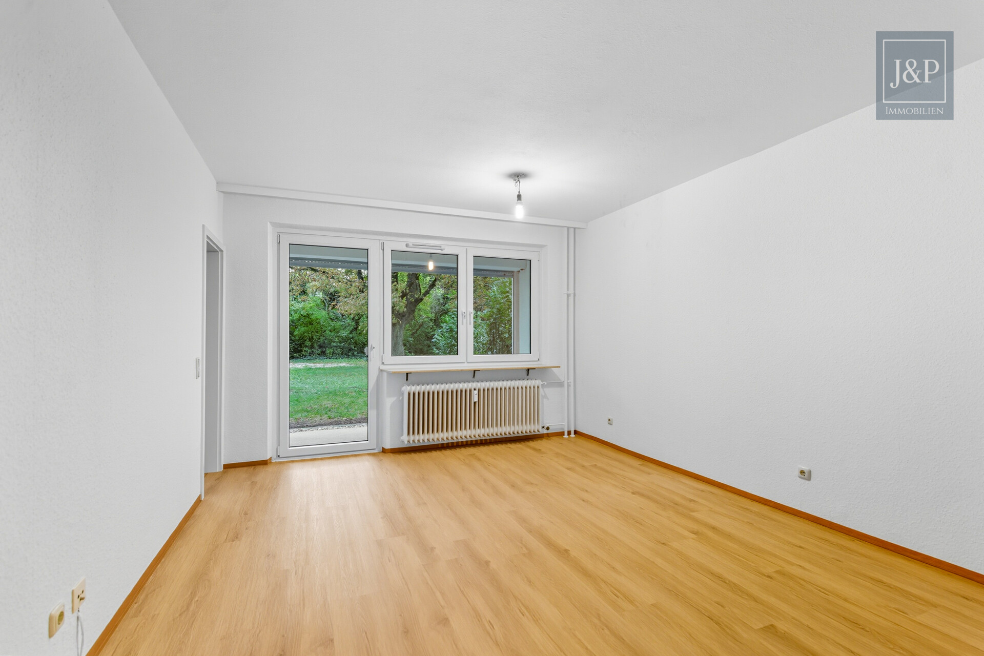 Modernisierte 5-Zimmer-Wohnung mit eigenem Gartenanteil! - Wohnzimmer