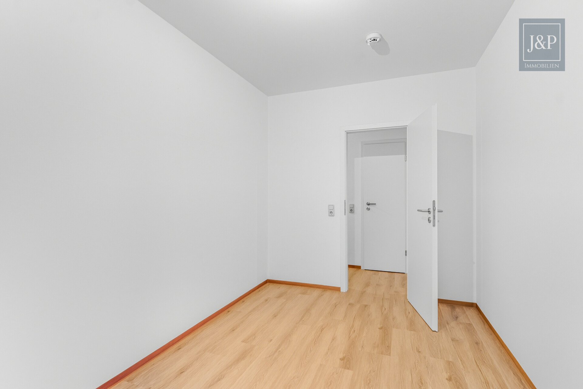 Modernisierte 5-Zimmer-Wohnung mit eigenem Gartenanteil! - Zimmer 2