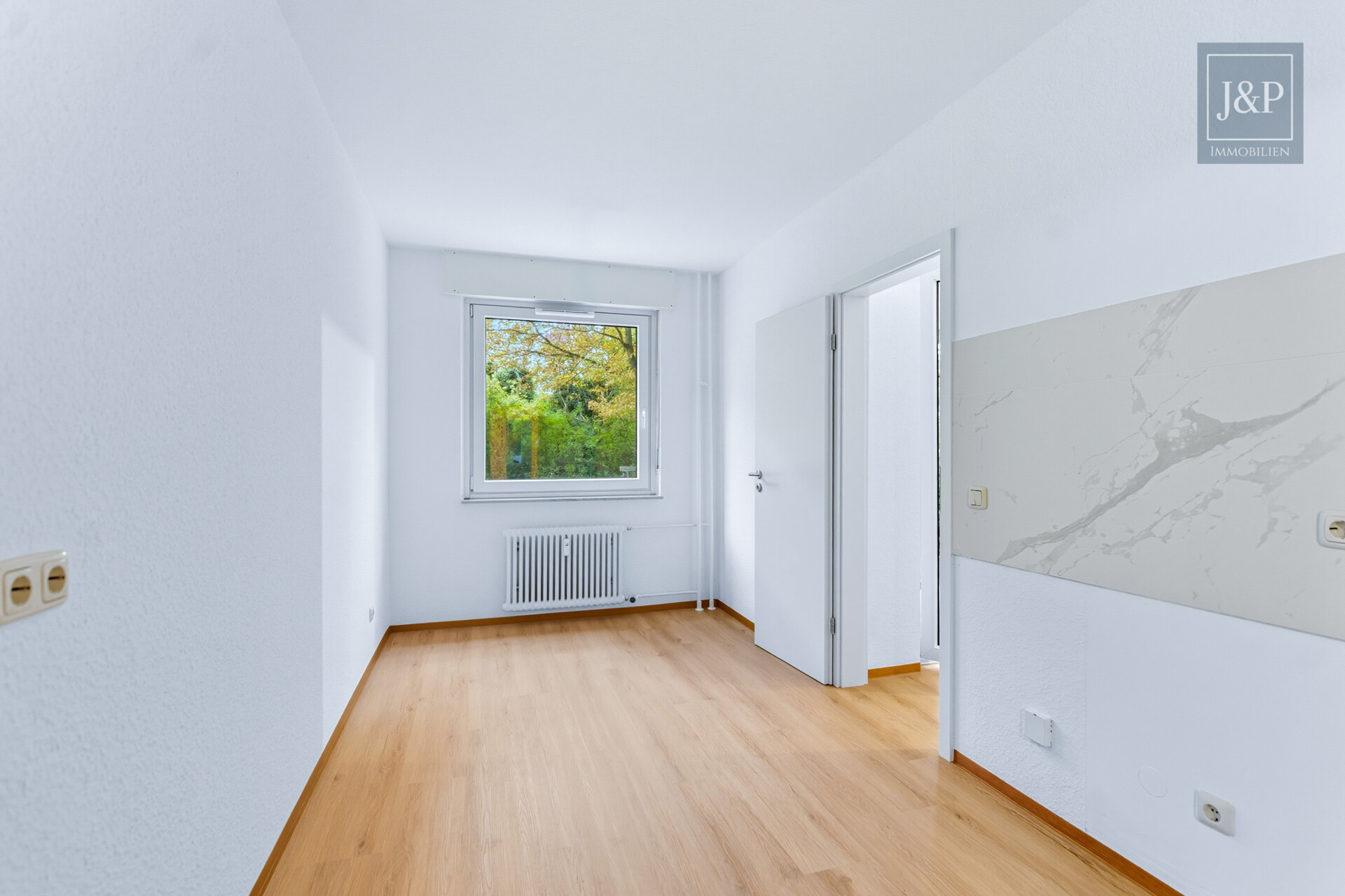 Modernisierte 5-Zimmer-Wohnung mit eigenem Gartenanteil! - Küche