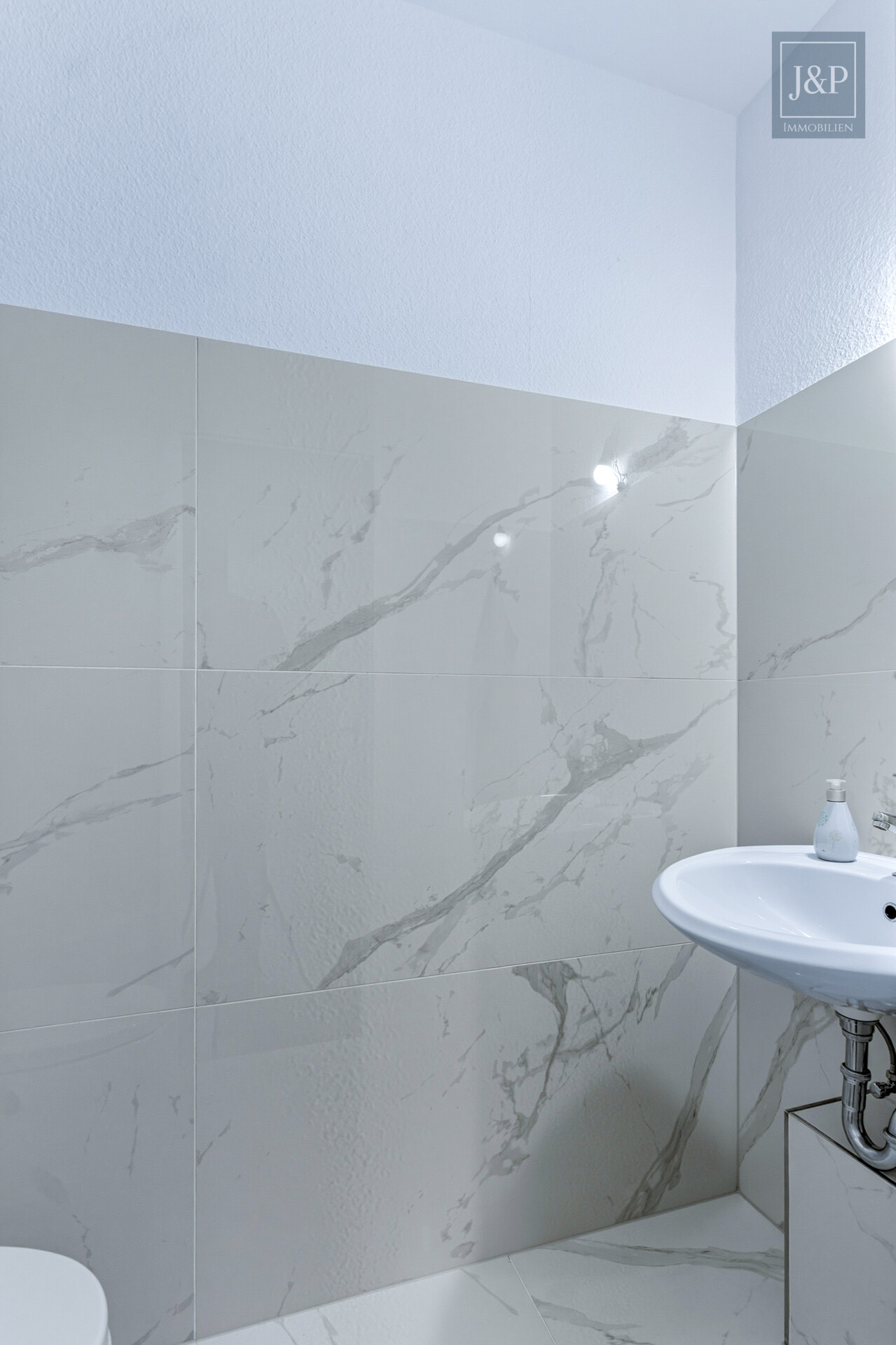 Modernisierte 5-Zimmer-Wohnung mit eigenem Gartenanteil! - Gäste-WC