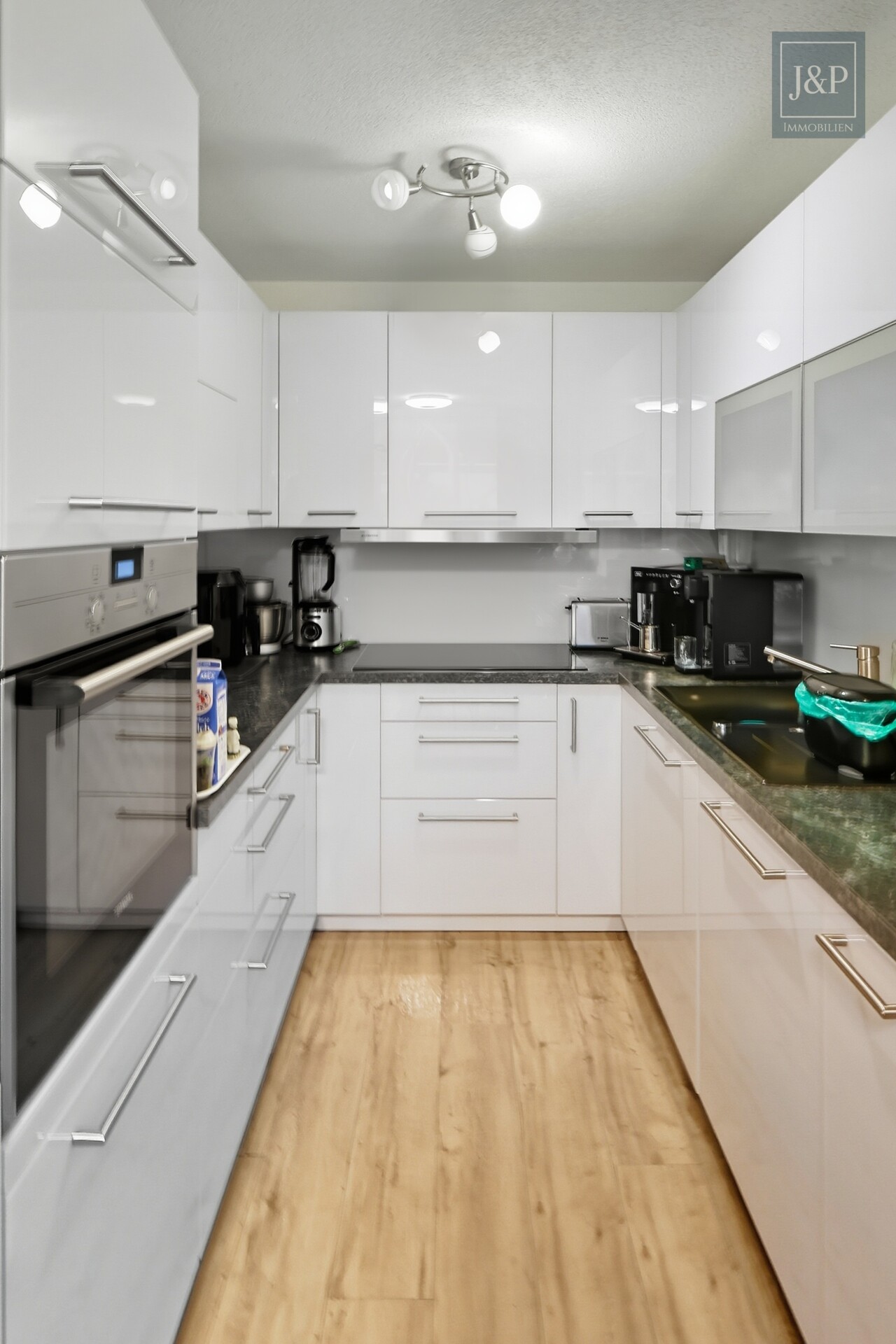 Kernsaniertes Juwel mit Haus-Charakter: Kamin, eigener Garten & smarte Energie – Einziehen und Wohlfühlen! - Küche