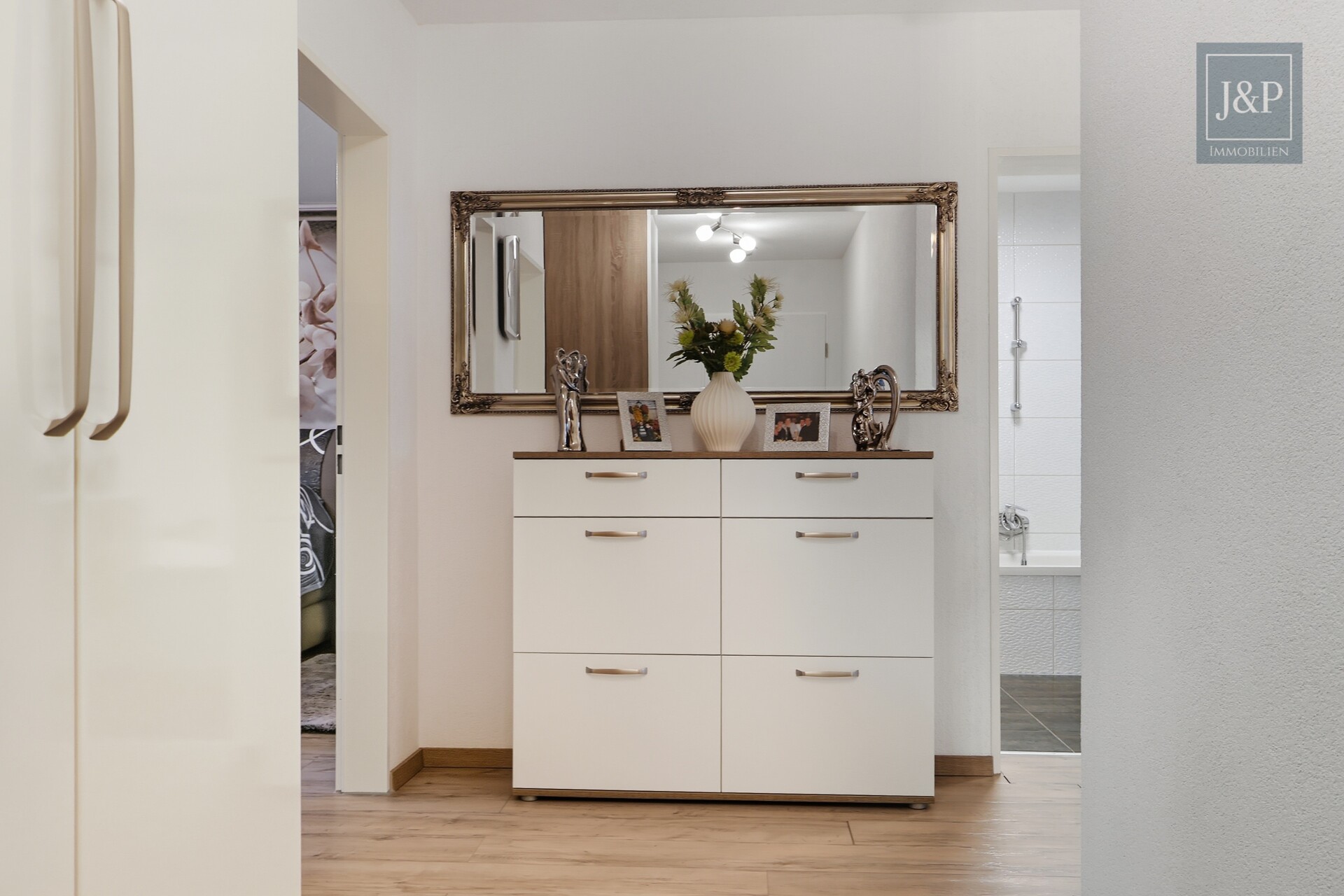 Kernsaniertes Juwel mit Haus-Charakter: Kamin, eigener Garten & smarte Energie – Einziehen und Wohlfühlen! - Eingangsbereich