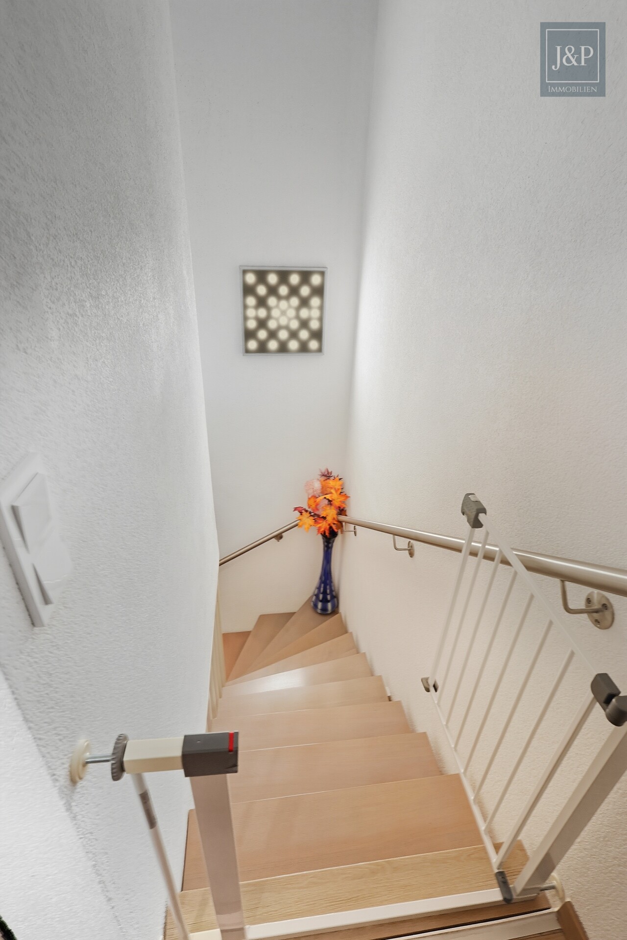 Kernsaniertes Juwel mit Haus-Charakter: Kamin, eigener Garten & smarte Energie – Einziehen und Wohlfühlen! - Kellerabgang