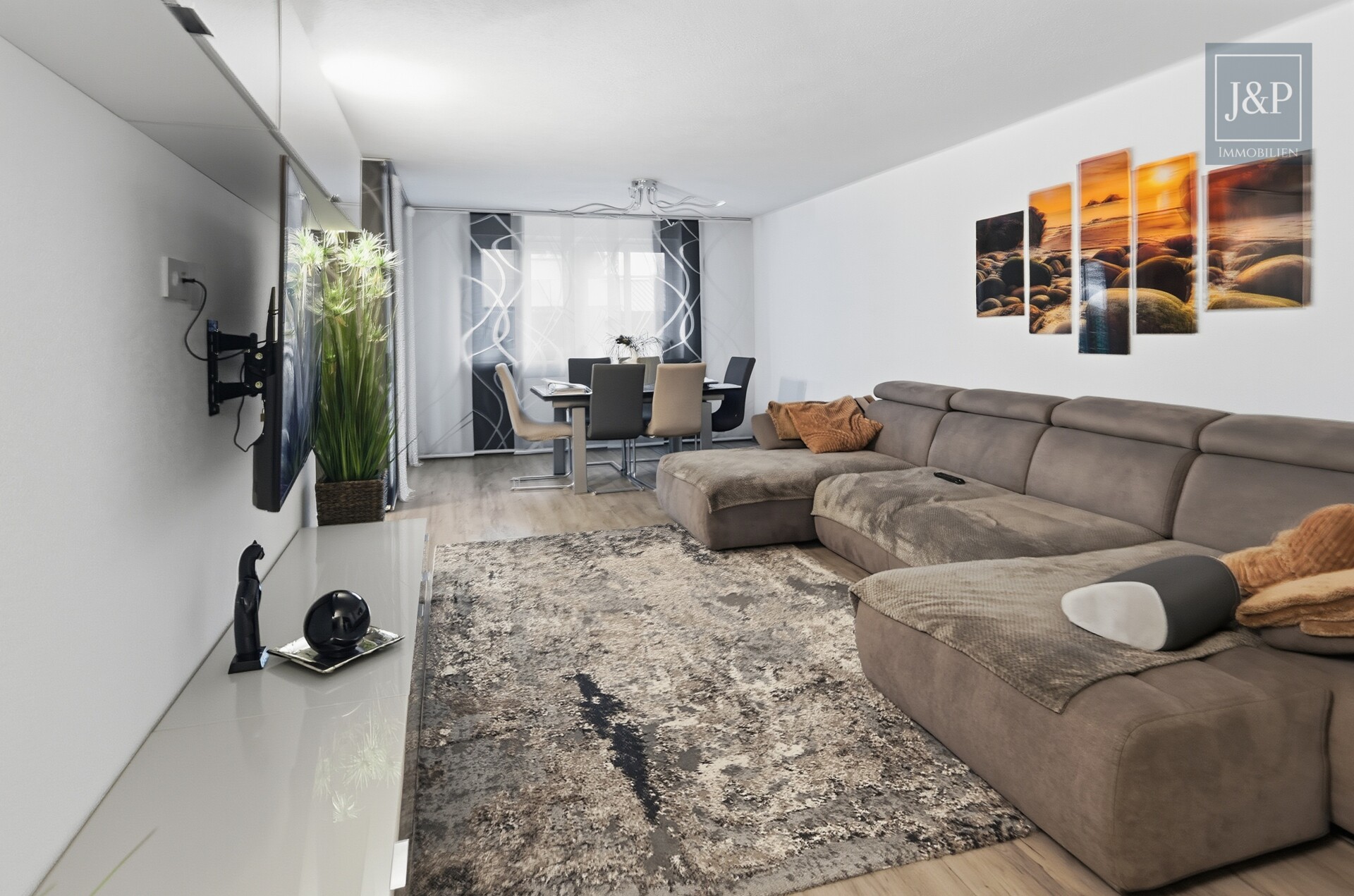 Kernsaniertes Juwel mit Haus-Charakter: Kamin, eigener Garten & smarte Energie – Einziehen und Wohlfühlen! - Wohn- und Esszimmer