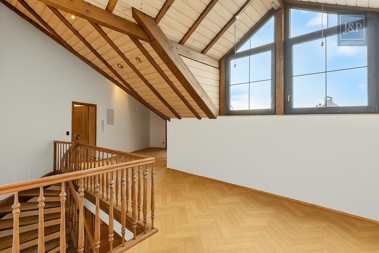 Anwesen mit besonderer Architektur, Wärmepumpe und Weitblick! Inkl. Praxis- oder Geschäftsräume! - OG Flur
