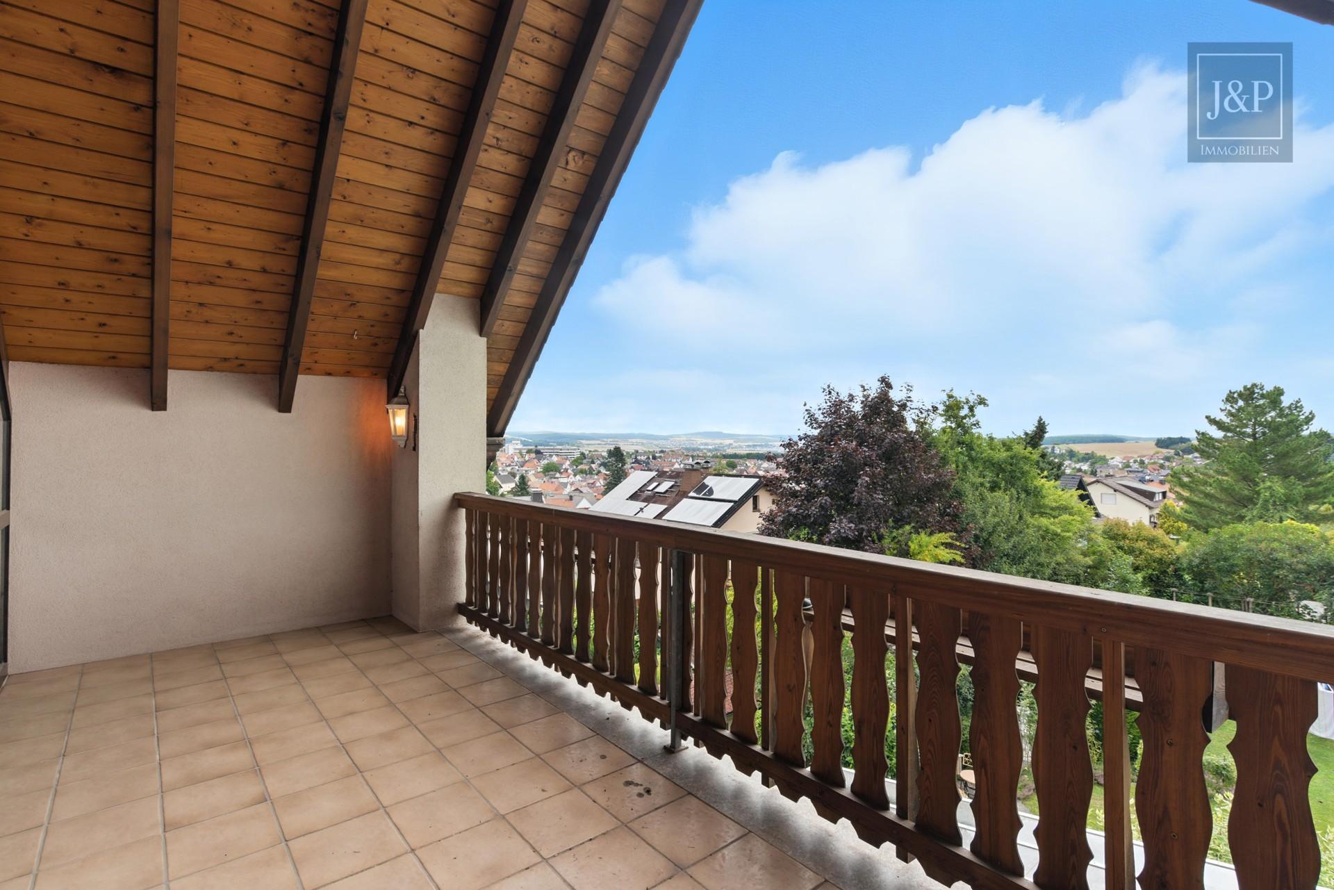 Anwesen mit besonderer Architektur, Wärmepumpe und Weitblick! Inkl. Praxis- oder Geschäftsräume! - OG Balkon Eltern