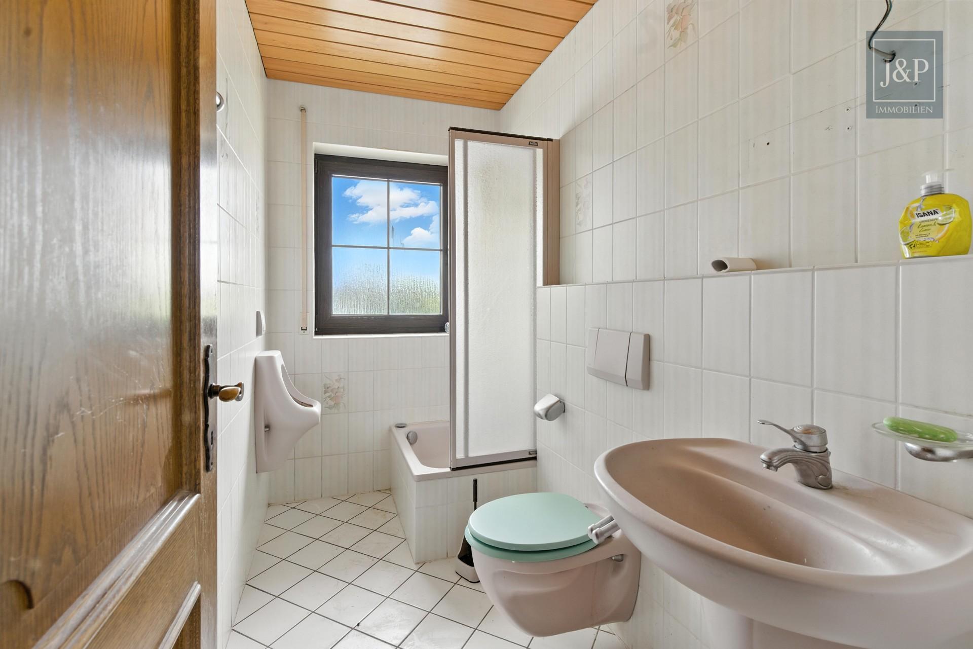 Anwesen mit besonderer Architektur, Wärmepumpe und Weitblick! Inkl. Praxis- oder Geschäftsräume! - EG Badezimmer