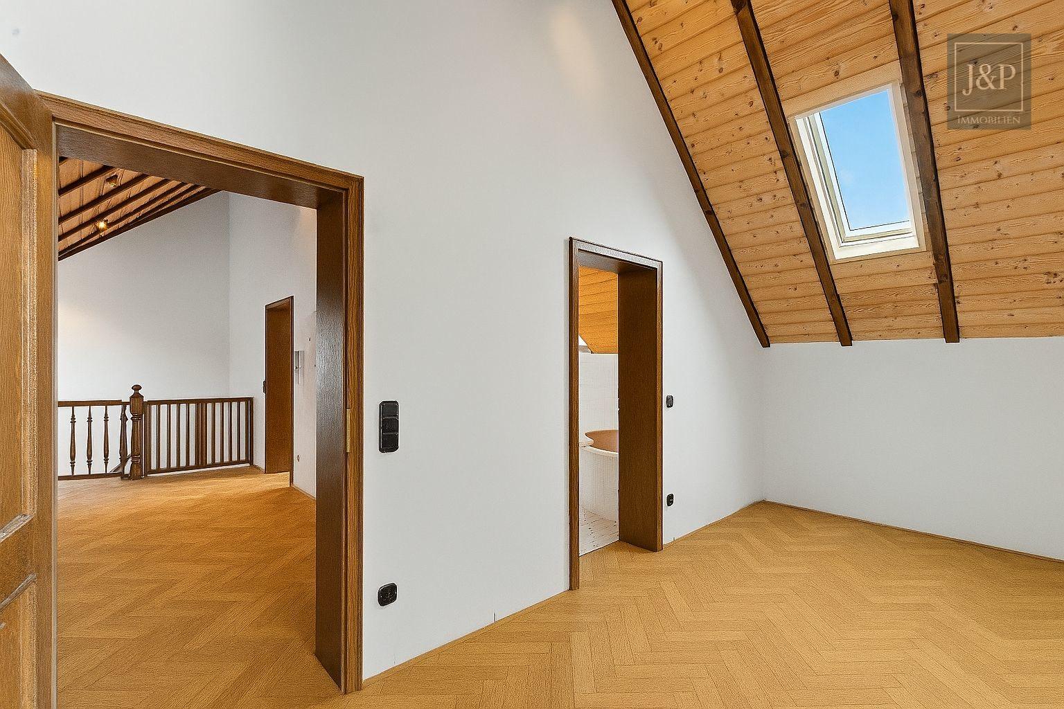 Anwesen mit besonderer Architektur, Wärmepumpe und Weitblick! Inkl. Praxis- oder Geschäftsräume! - OG Kleiderschrank Eltern
