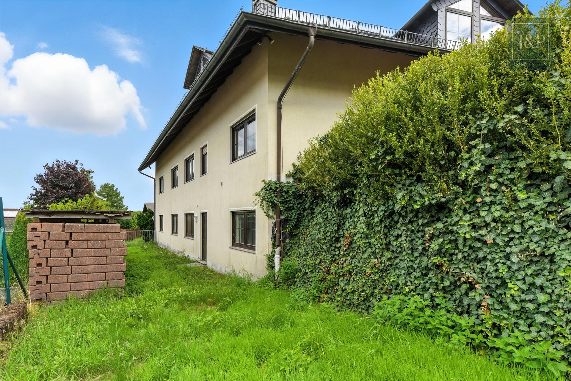 Anwesen mit besonderer Architektur, Wärmepumpe und Weitblick! Inkl. Praxis- oder Geschäftsräume! - Außenansicht