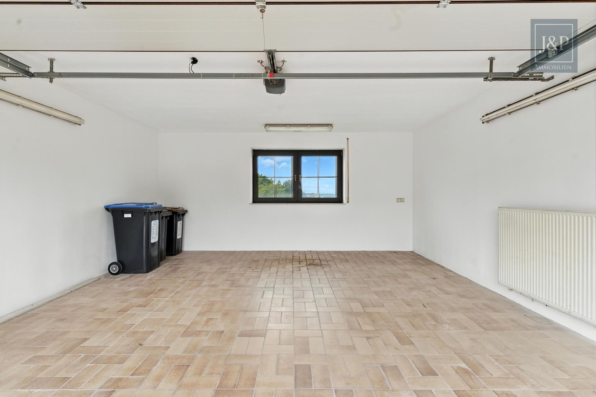 Anwesen mit besonderer Architektur, Wärmepumpe und Weitblick! Inkl. Praxis- oder Geschäftsräume! - Doppelgarage