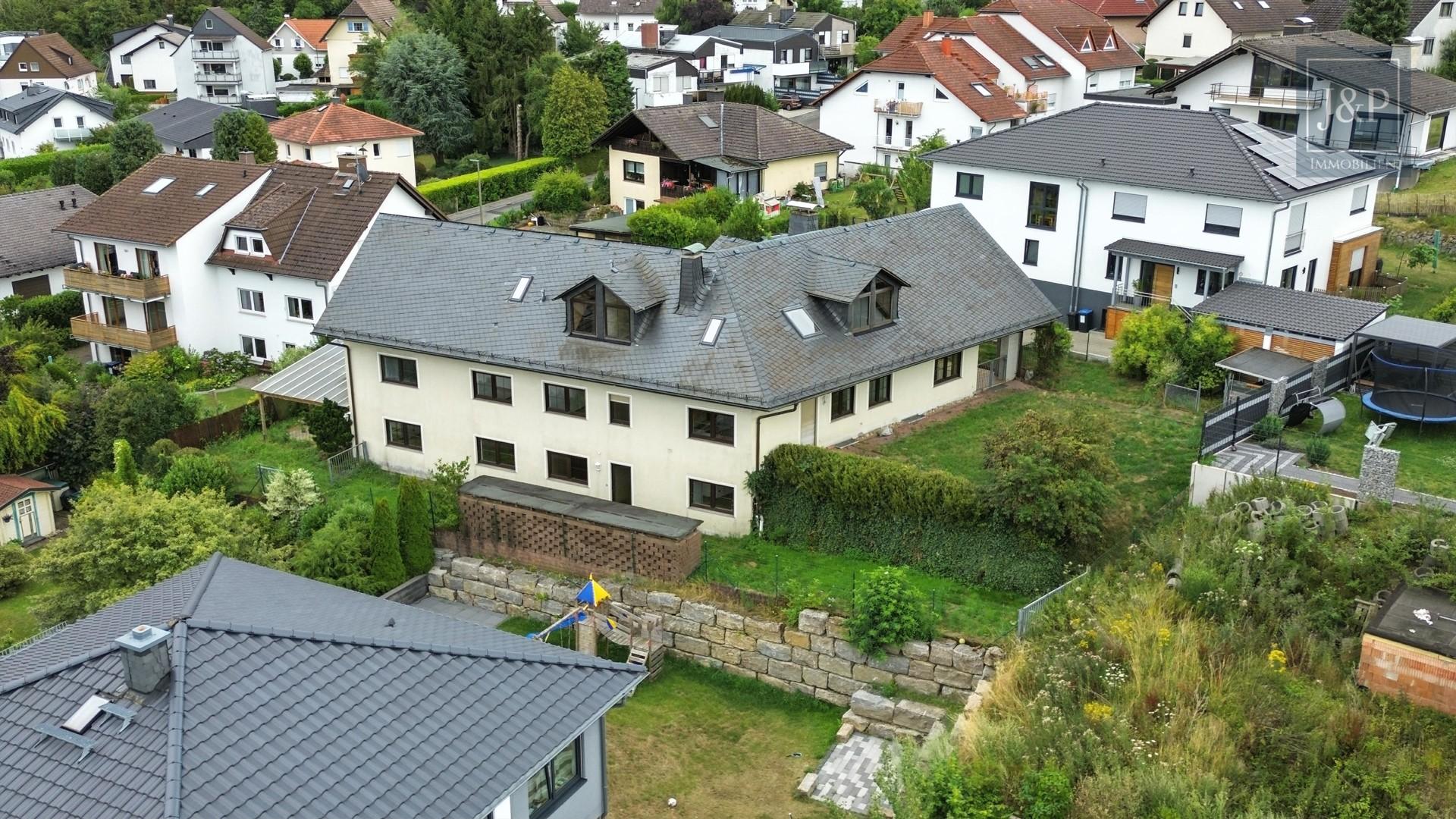 Anwesen mit besonderer Architektur, Wärmepumpe und Weitblick! Inkl. Praxis- oder Geschäftsräume! - Hausansicht