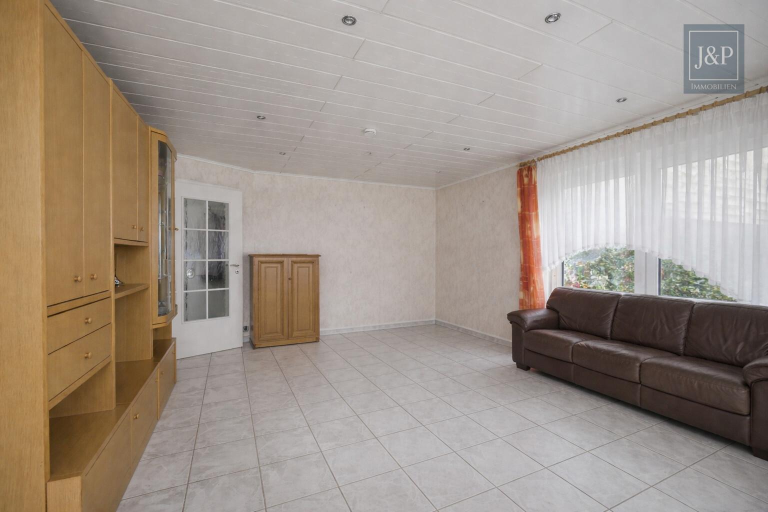 Mehrgenerationenwohnen in Lich – Zwei Häuser, Pool & großer Garten – vielseitig nutzbar - Hinterhaus Wohnzimmer