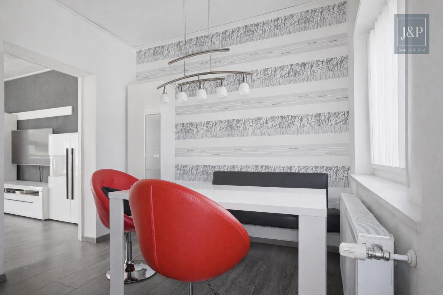 Mehrgenerationenwohnen in Lich – Zwei Häuser, Pool & großer Garten – vielseitig nutzbar - Esszimmer