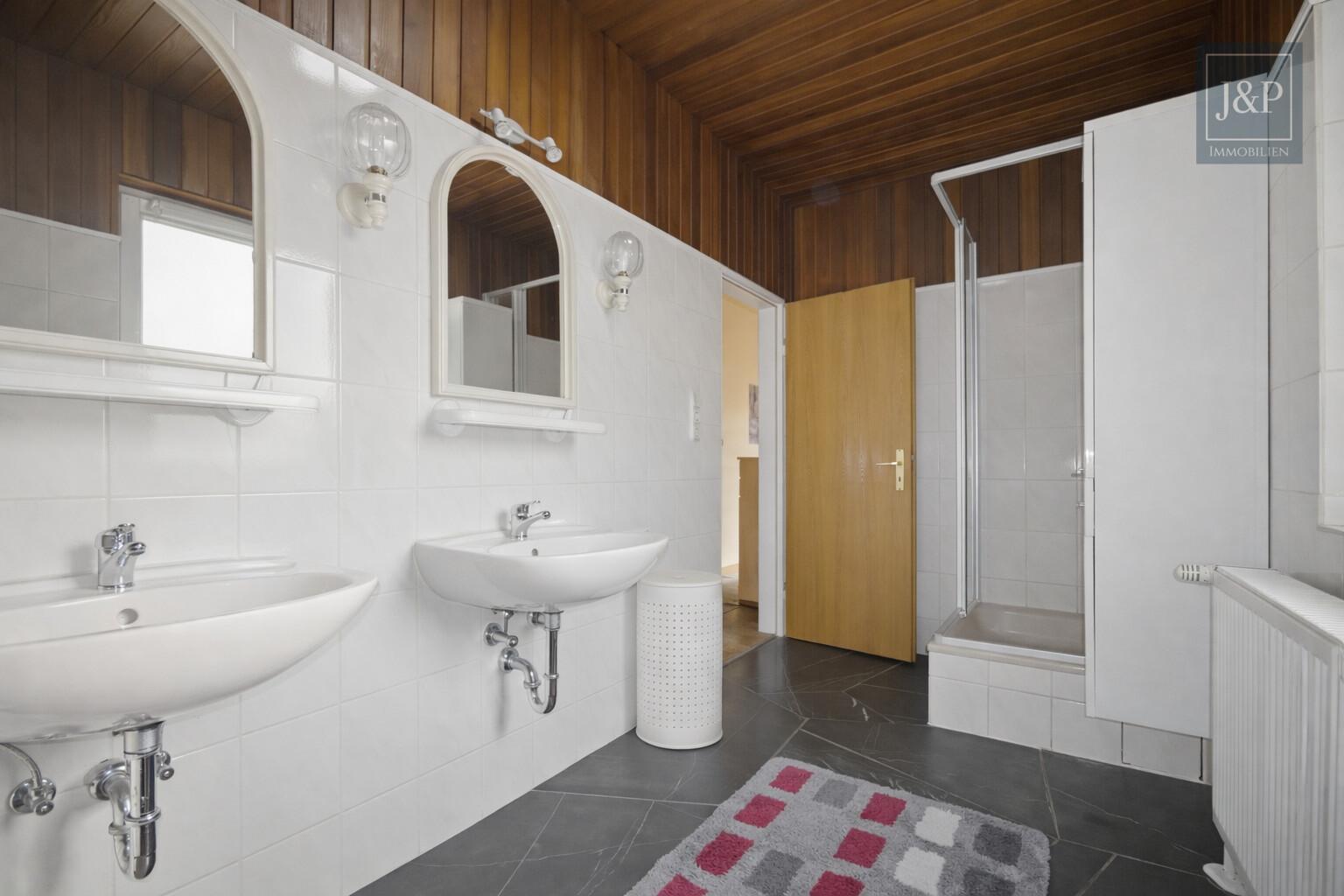 Mehrgenerationenwohnen in Lich – Zwei Häuser, Pool & großer Garten – vielseitig nutzbar - Badezimmer