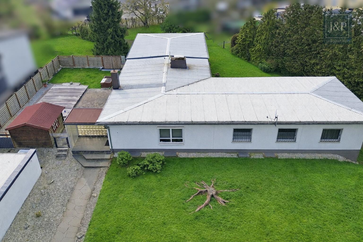 Mehrgenerationenwohnen in Lich – Zwei Häuser, Pool & großer Garten – vielseitig nutzbar - Vogelperspektive 2