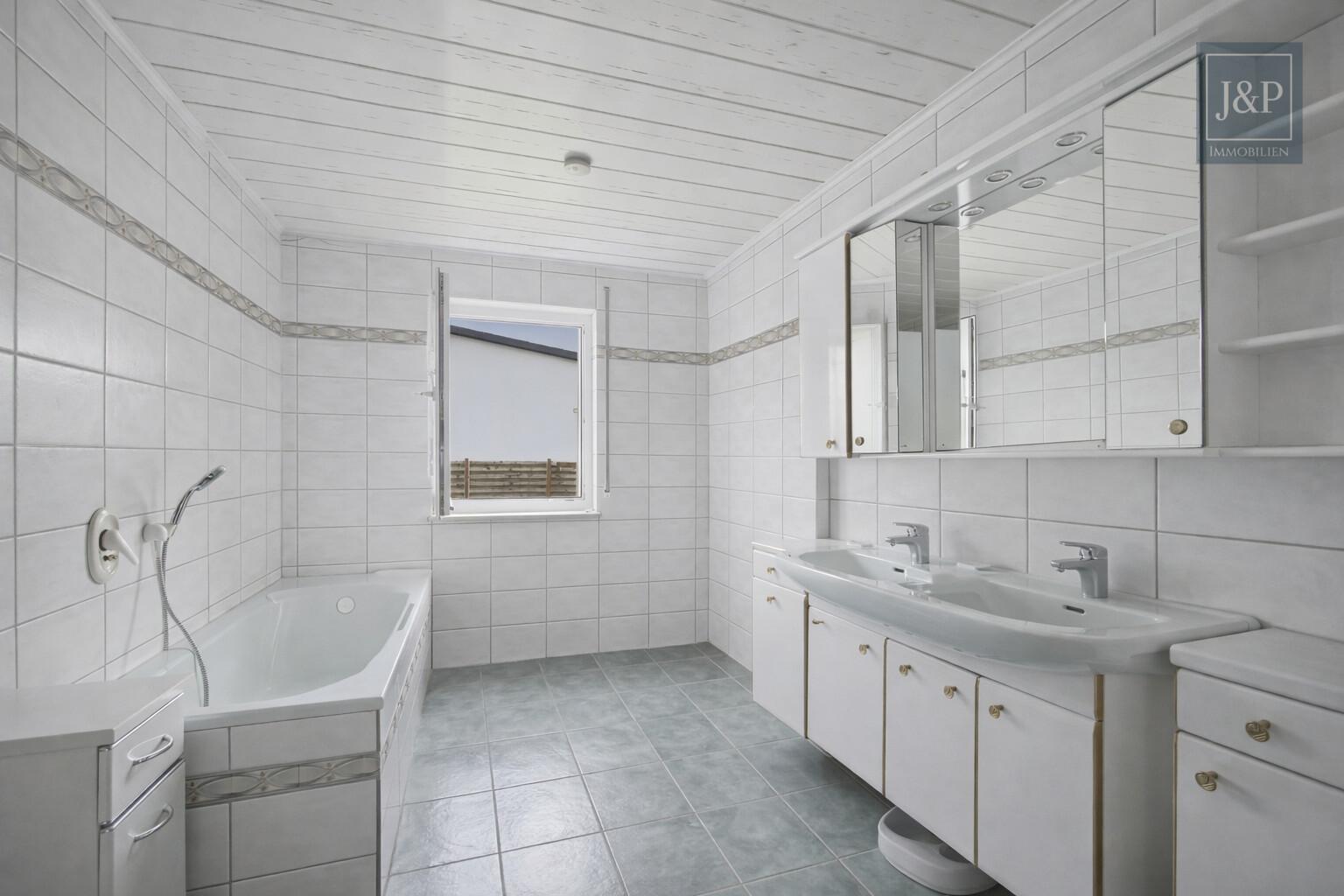 Mehrgenerationenwohnen in Lich – Zwei Häuser, Pool & großer Garten – vielseitig nutzbar - Hinterhaus Badezimmer