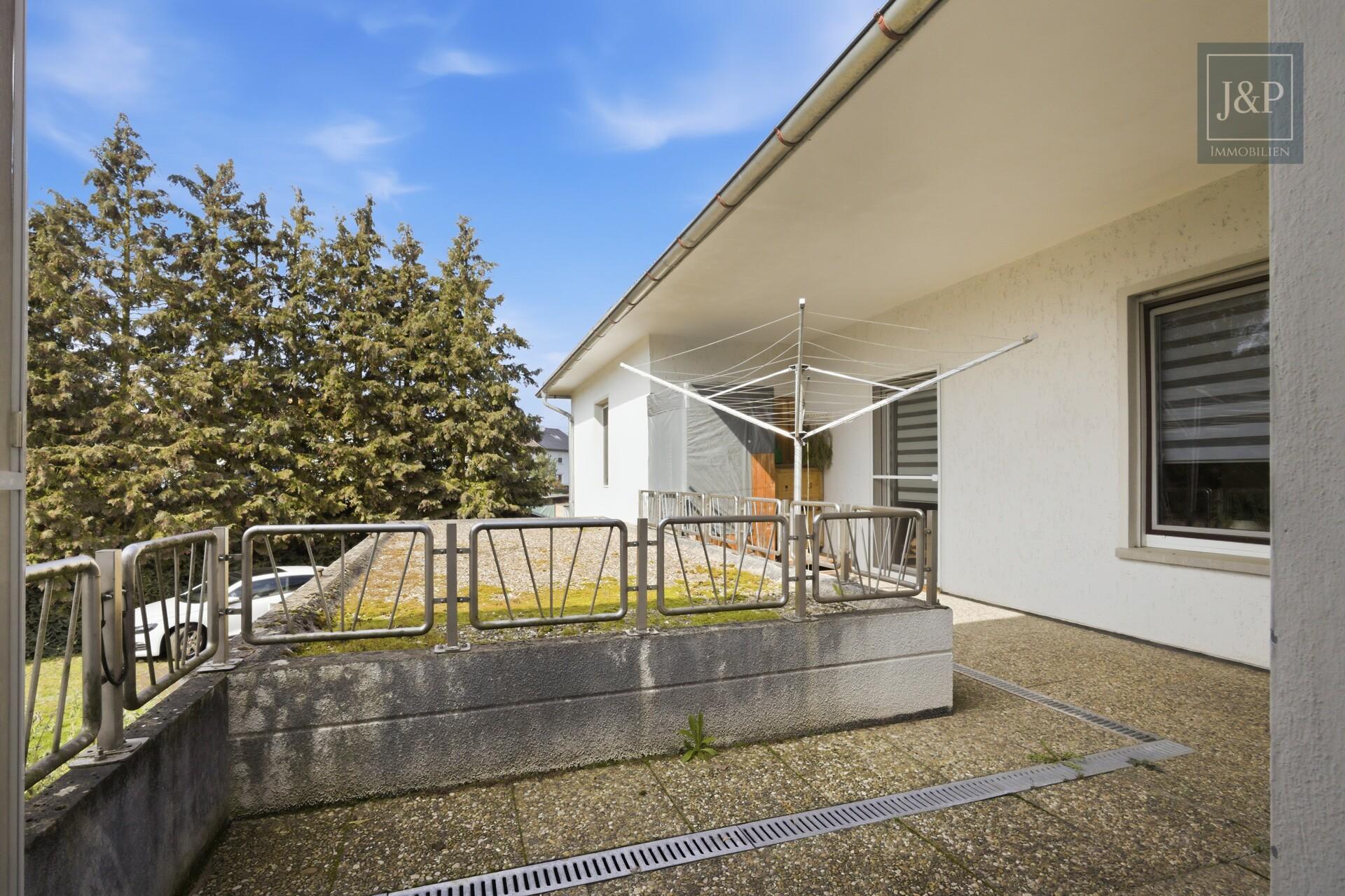 Mehrgenerationenwohnen in Lich – Zwei Häuser, Pool & großer Garten – vielseitig nutzbar - Balkon 1