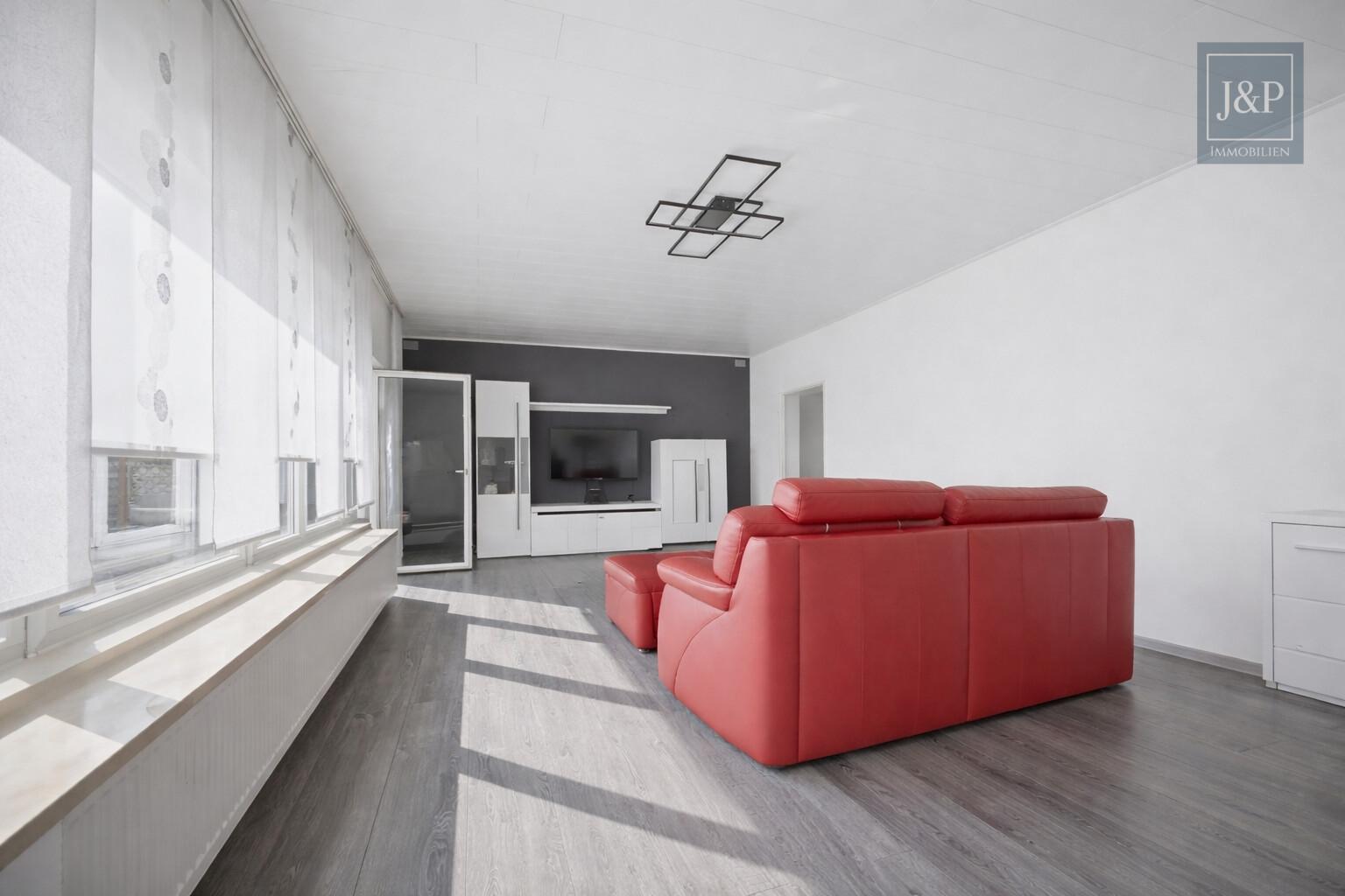 Mehrgenerationenwohnen in Lich – Zwei Häuser, Pool & großer Garten – vielseitig nutzbar - Wohnzimmer