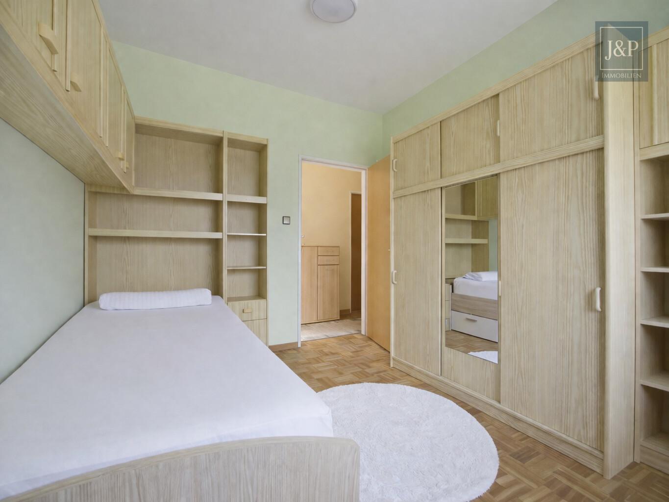 Mehrgenerationenwohnen in Lich – Zwei Häuser, Pool & großer Garten – vielseitig nutzbar - Kinderzimmer