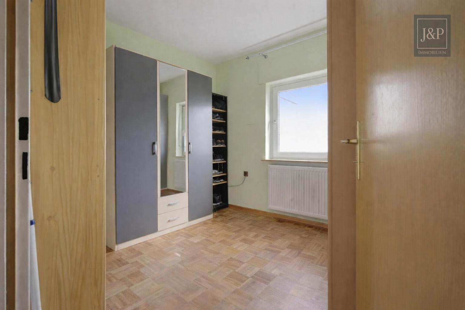 Mehrgenerationenwohnen in Lich – Zwei Häuser, Pool & großer Garten – vielseitig nutzbar - Garderobe