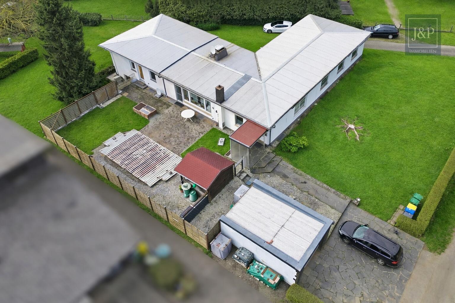 Mehrgenerationenwohnen in Lich – Zwei Häuser, Pool & großer Garten – vielseitig nutzbar - Vogelperspektive 1