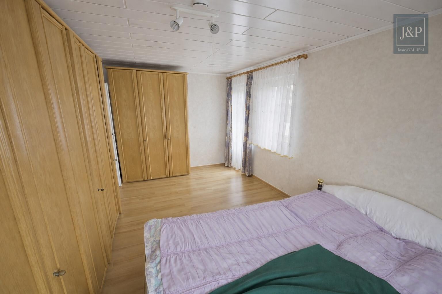 Mehrgenerationenwohnen in Lich – Zwei Häuser, Pool & großer Garten – vielseitig nutzbar - Hinterhaus Gästezimmer