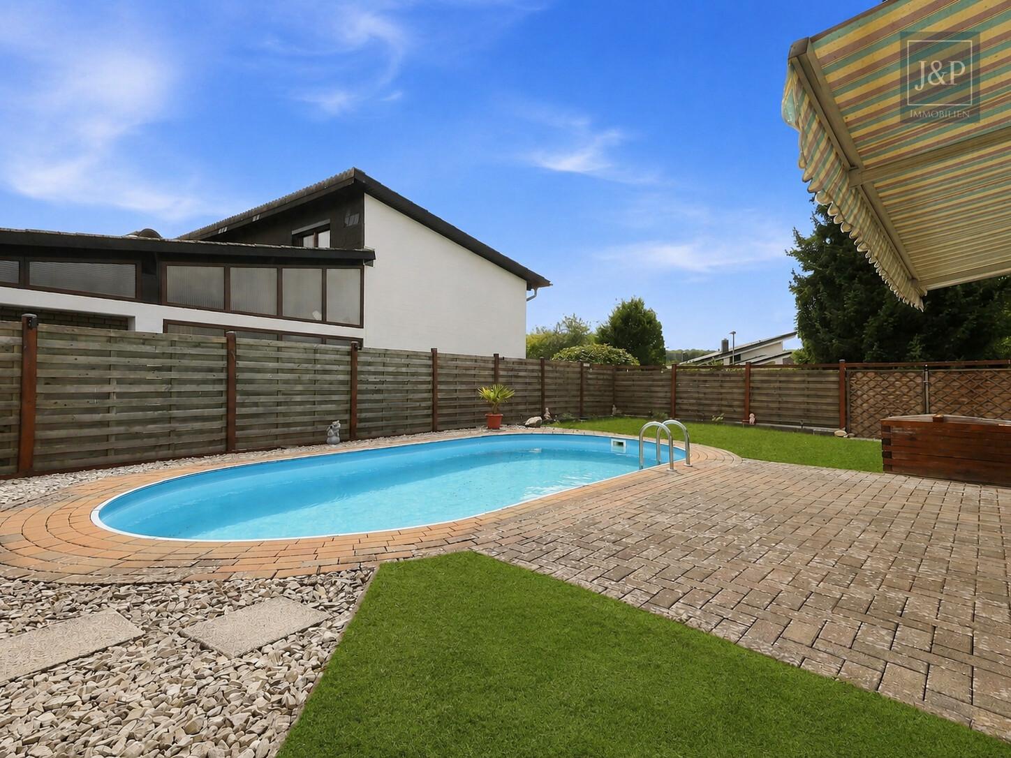 Wohnensemble in Lich: 2 Häuser, Pool, großer Garten, 2 Garagen & 5 Stellplätze - Terrasse mit Pool 1