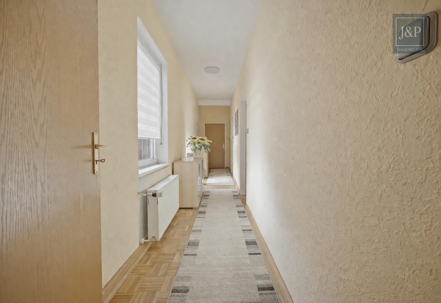 Mehrgenerationenwohnen in Lich – Zwei Häuser, Pool & großer Garten – vielseitig nutzbar - Flur