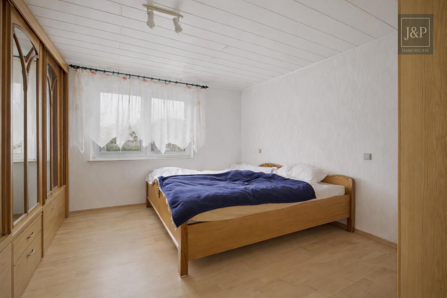 Mehrgenerationenwohnen in Lich – Zwei Häuser, Pool & großer Garten – vielseitig nutzbar - Hinterhaus Schlafzimmer