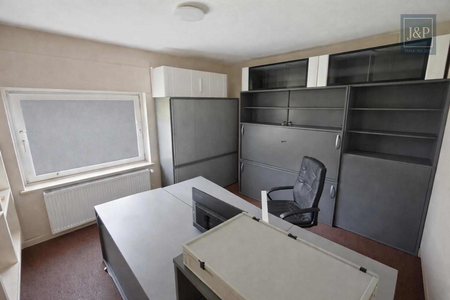 Mehrgenerationenwohnen in Lich – Zwei Häuser, Pool & großer Garten – vielseitig nutzbar - Büro