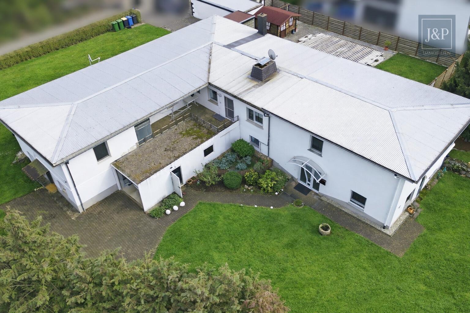 Mehrgenerationenwohnen in Lich – Zwei Häuser, Pool & großer Garten – vielseitig nutzbar - Vogelperspektive 3