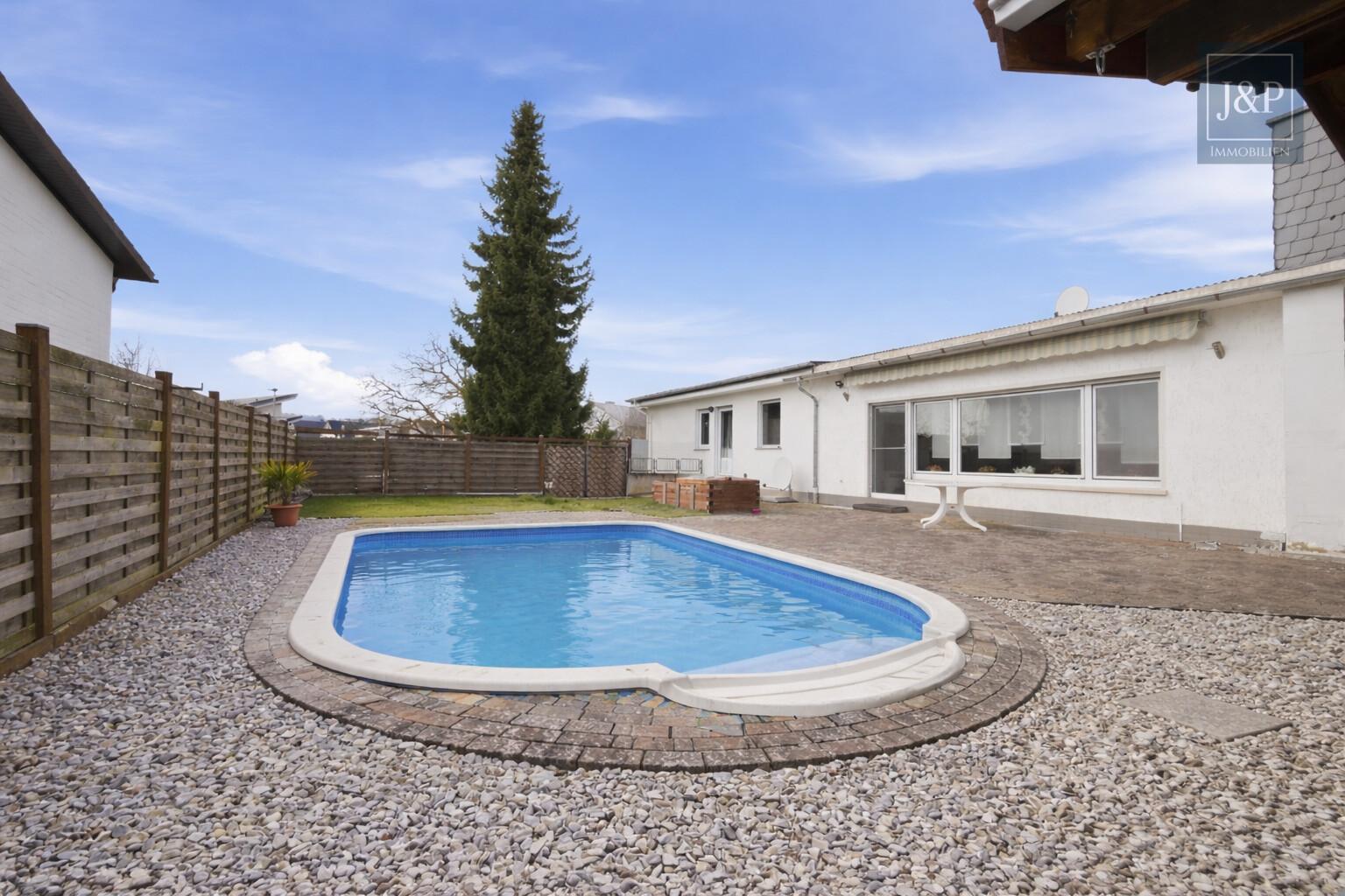 Mehrgenerationenwohnen in Lich – Zwei Häuser, Pool & großer Garten – vielseitig nutzbar - Terrasse 2 - Pool nur zu Ansichtszwecken eingefügt