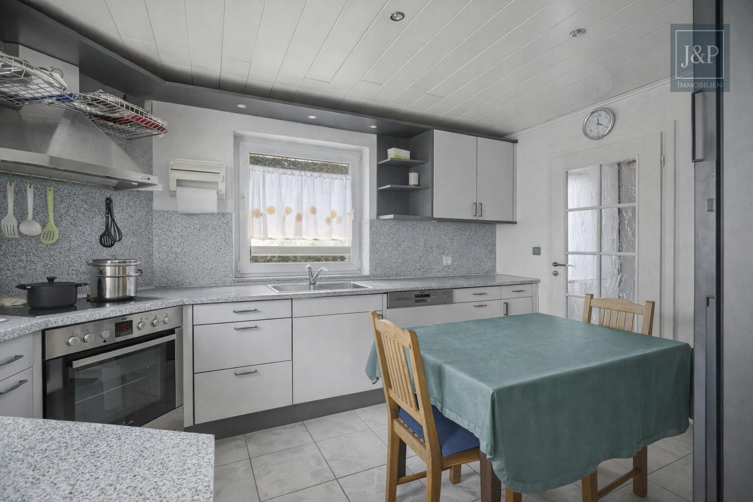 Mehrgenerationenwohnen in Lich – Zwei Häuser, Pool & großer Garten – vielseitig nutzbar - Hinterhaus Küche