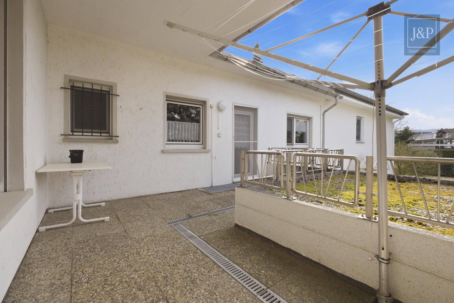 Mehrgenerationenwohnen in Lich – Zwei Häuser, Pool & großer Garten – vielseitig nutzbar - Balkon 2