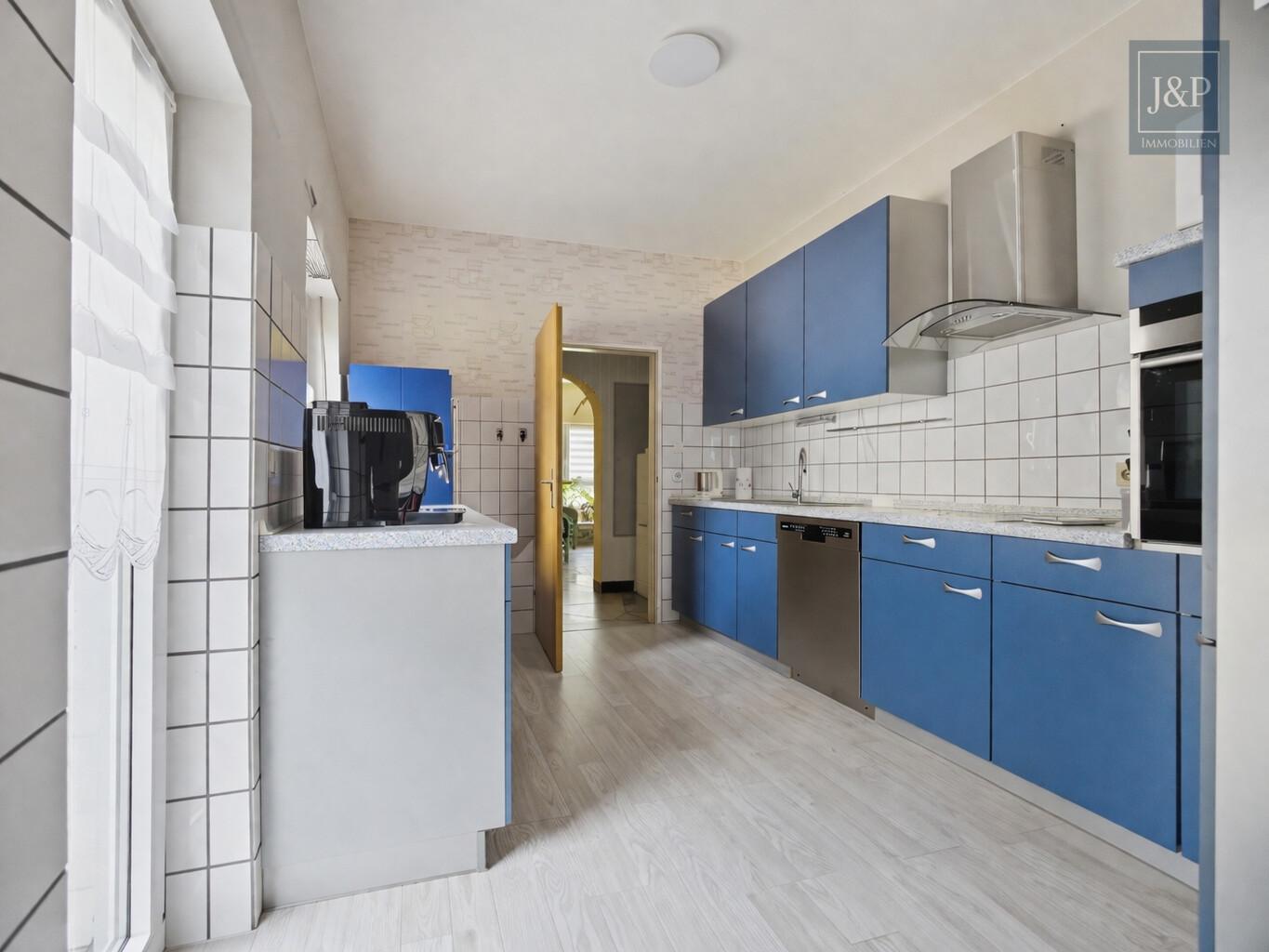 Mehrgenerationenwohnen in Lich – Zwei Häuser, Pool & großer Garten – vielseitig nutzbar - Küche