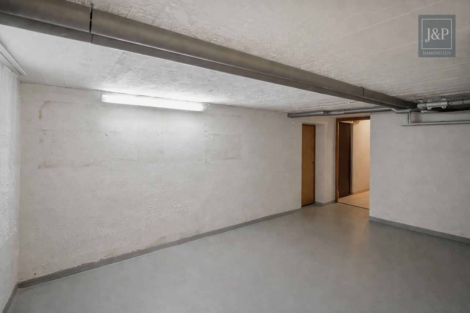 Mehrgenerationenwohnen in Lich – Zwei Häuser, Pool & großer Garten – vielseitig nutzbar - Keller