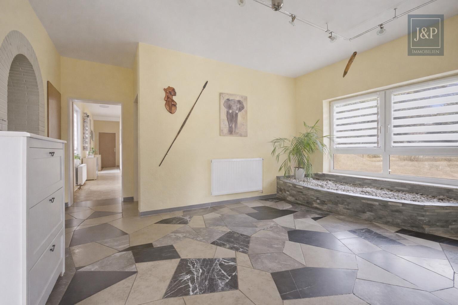 Mehrgenerationenwohnen in Lich – Zwei Häuser, Pool & großer Garten – vielseitig nutzbar - Foyer