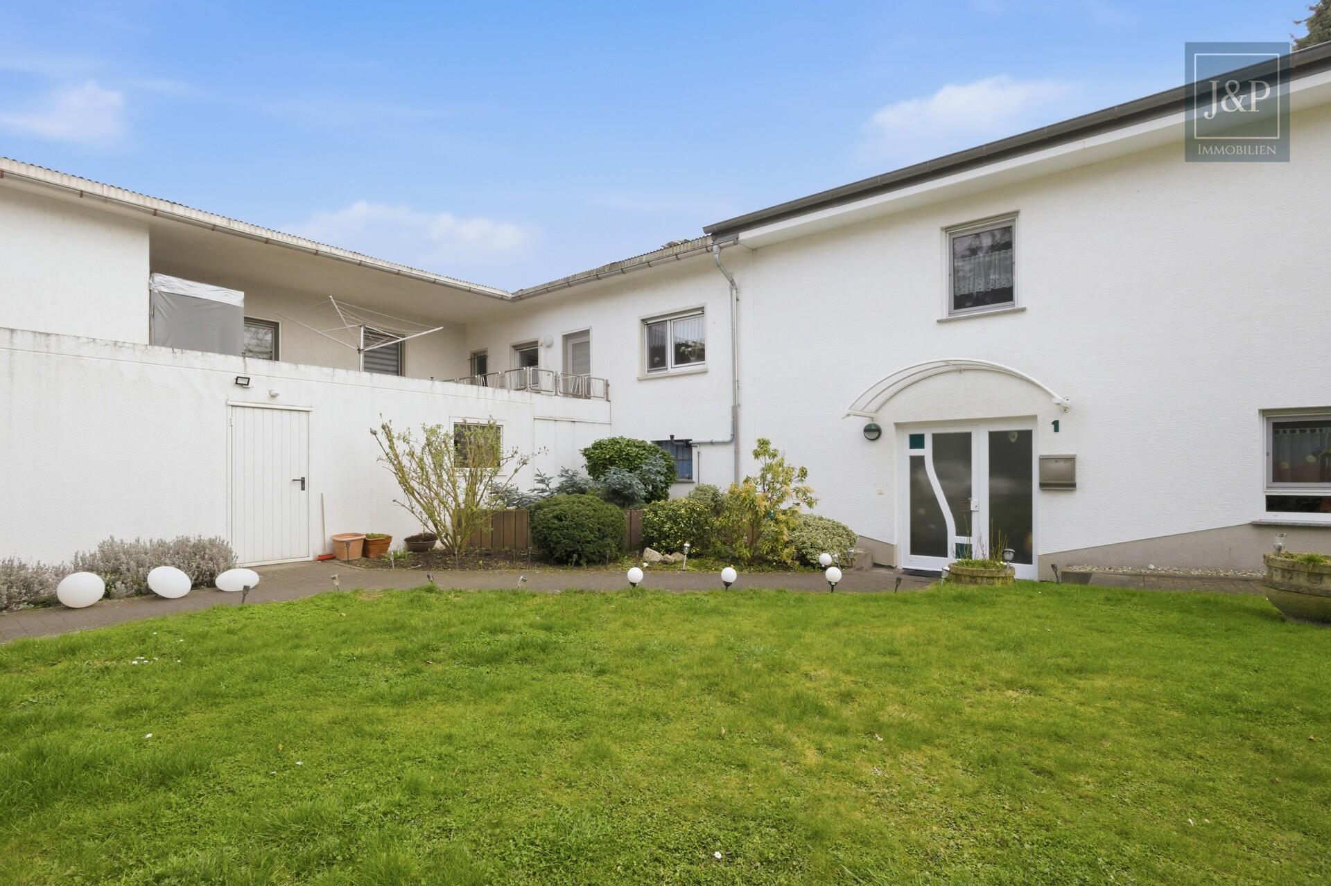 Mehrgenerationenwohnen in Lich – Zwei Häuser, Pool & großer Garten – vielseitig nutzbar - Außenansicht Hinten