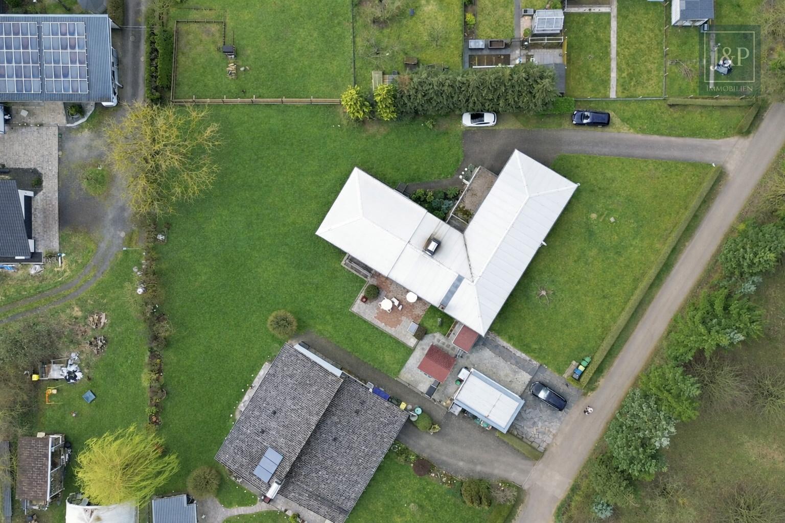 Mehrgenerationenwohnen in Lich – Zwei Häuser, Pool & großer Garten – vielseitig nutzbar - Vogelperspektive 0