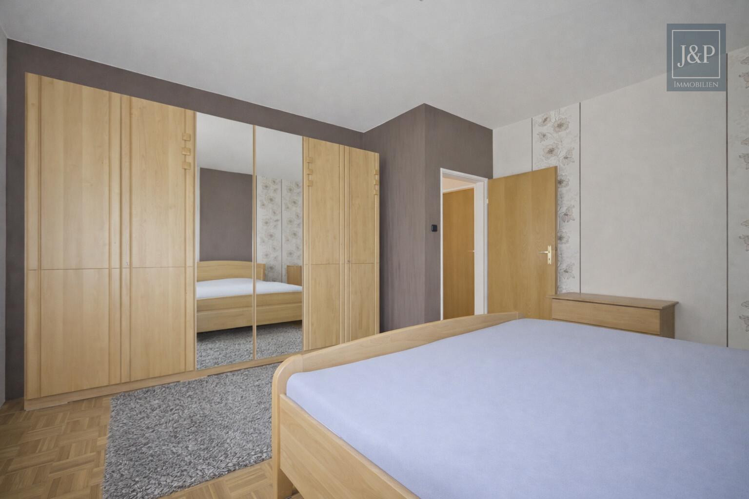 Mehrgenerationenwohnen in Lich – Zwei Häuser, Pool & großer Garten – vielseitig nutzbar - Schlafzimmer