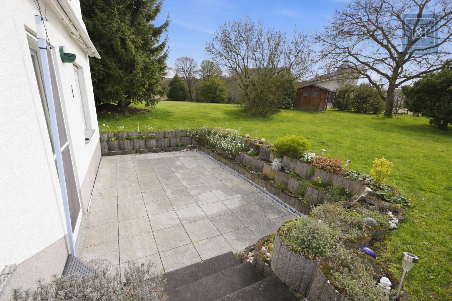 Mehrgenerationenwohnen in Lich – Zwei Häuser, Pool & großer Garten – vielseitig nutzbar - Hinterhaus Freisitz