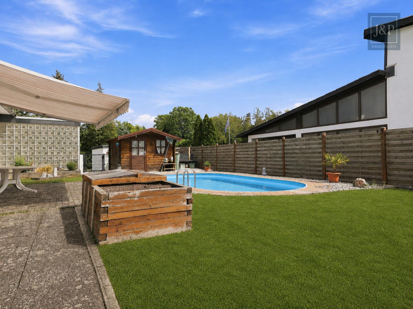 Wohnensemble in Lich: 2 Häuser, Pool, großer Garten, 2 Garagen & 5 Stellplätze - Terrasse mit Pool 2