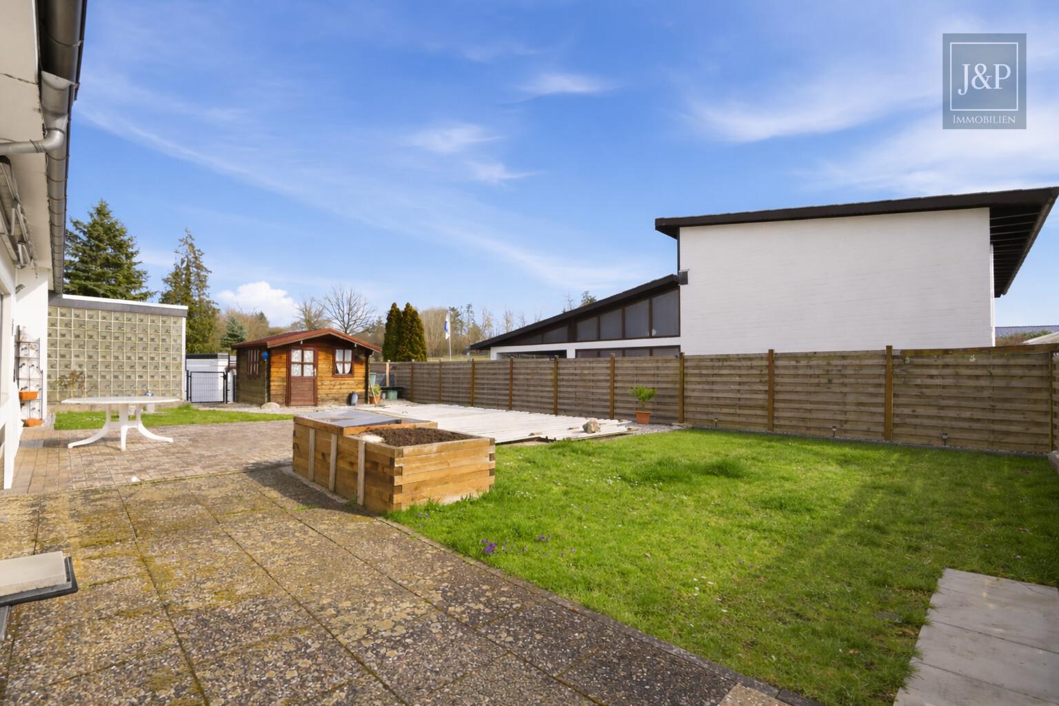 Mehrgenerationenwohnen in Lich – Zwei Häuser, Pool & großer Garten – vielseitig nutzbar - Terrasse 1