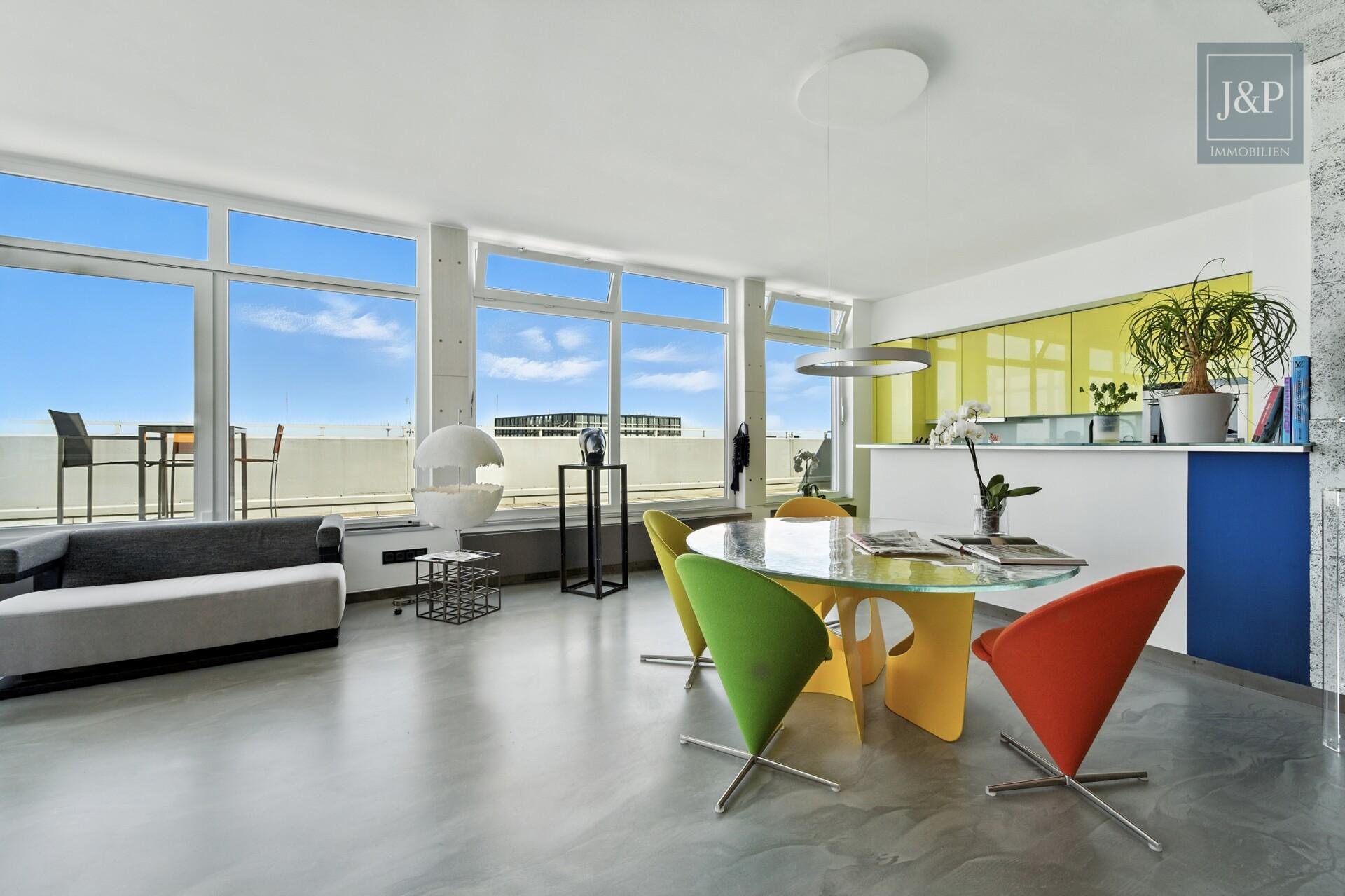 Luxus über den Dächern Eschborns - exklusives Architekten-Penthouse mit spektakulärem Ausblick - Wohn- /Essbereich